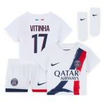 Exklusive psg nike auswärtsstadion-trikot 2024-2025 – säugling mit vitinha 17-aufdruck Kollektion – Premium Paris Saint Germain Trikots