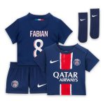 Exklusive psg nike mini-heimtrikot 2024–25 – säuglings mit fabian 8-aufdruck Kollektion – Premium Paris Saint Germain Trikots